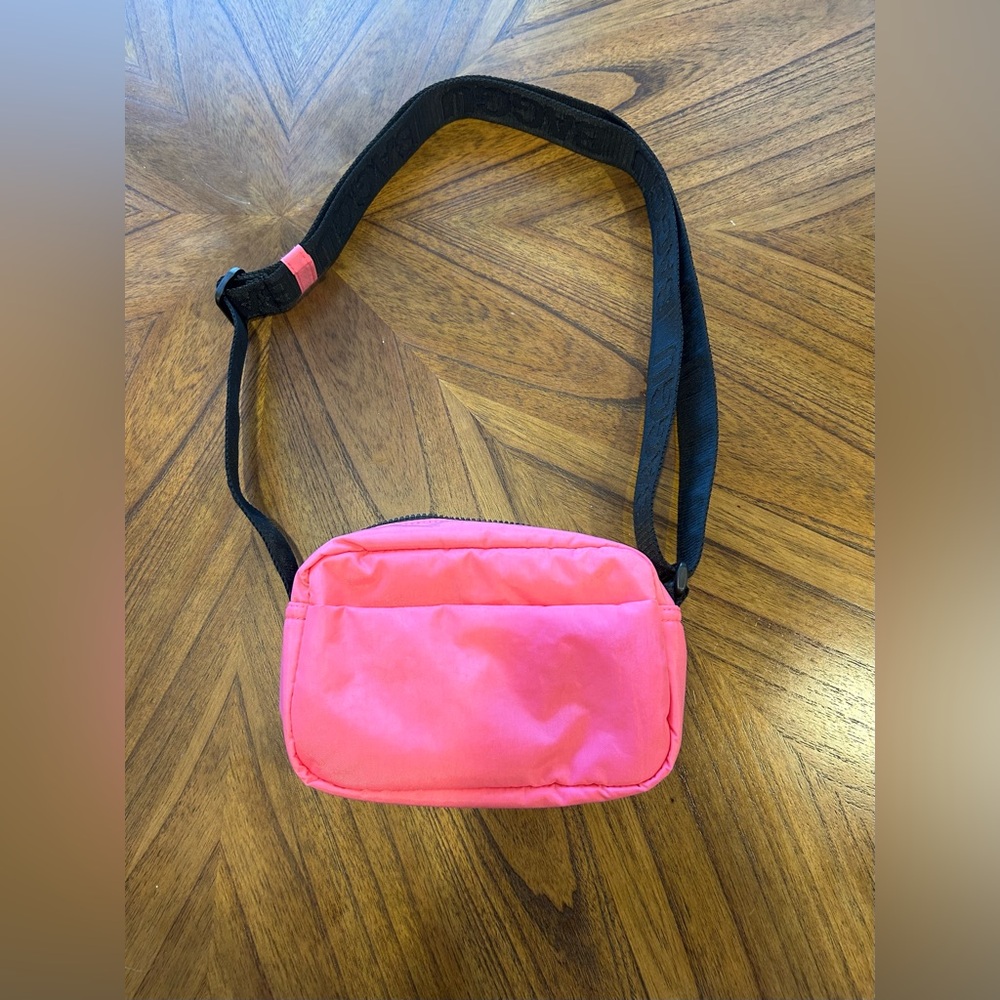 Baggu CAMERA CROSSBODY BAG Purse Azalea Pink 
New w/o tags. Never used.